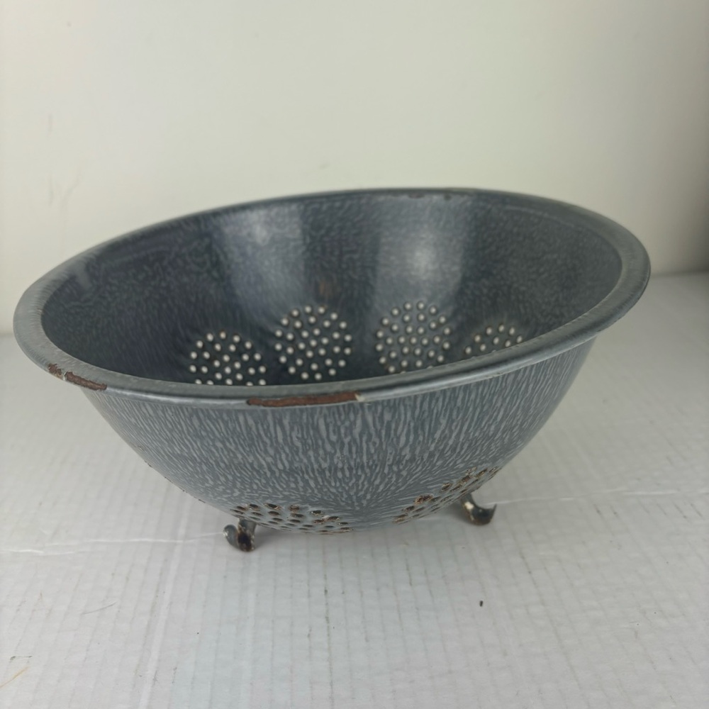 Vintage grey granite-wear enamel strainer/collander-round pattern/footed